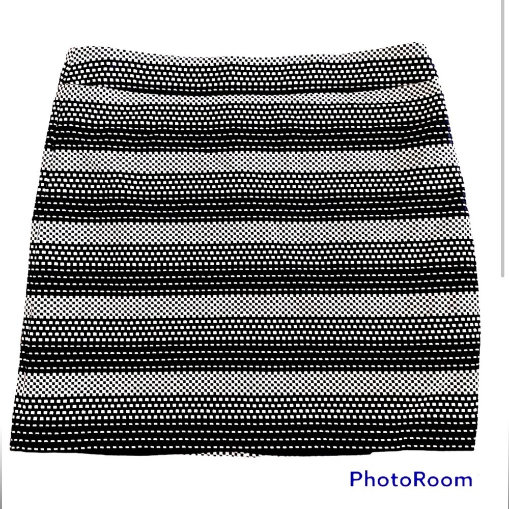 Ann Taylor LOFT Black & White Bold Stripe Pattern Pencil Skirt Size 12 Petite